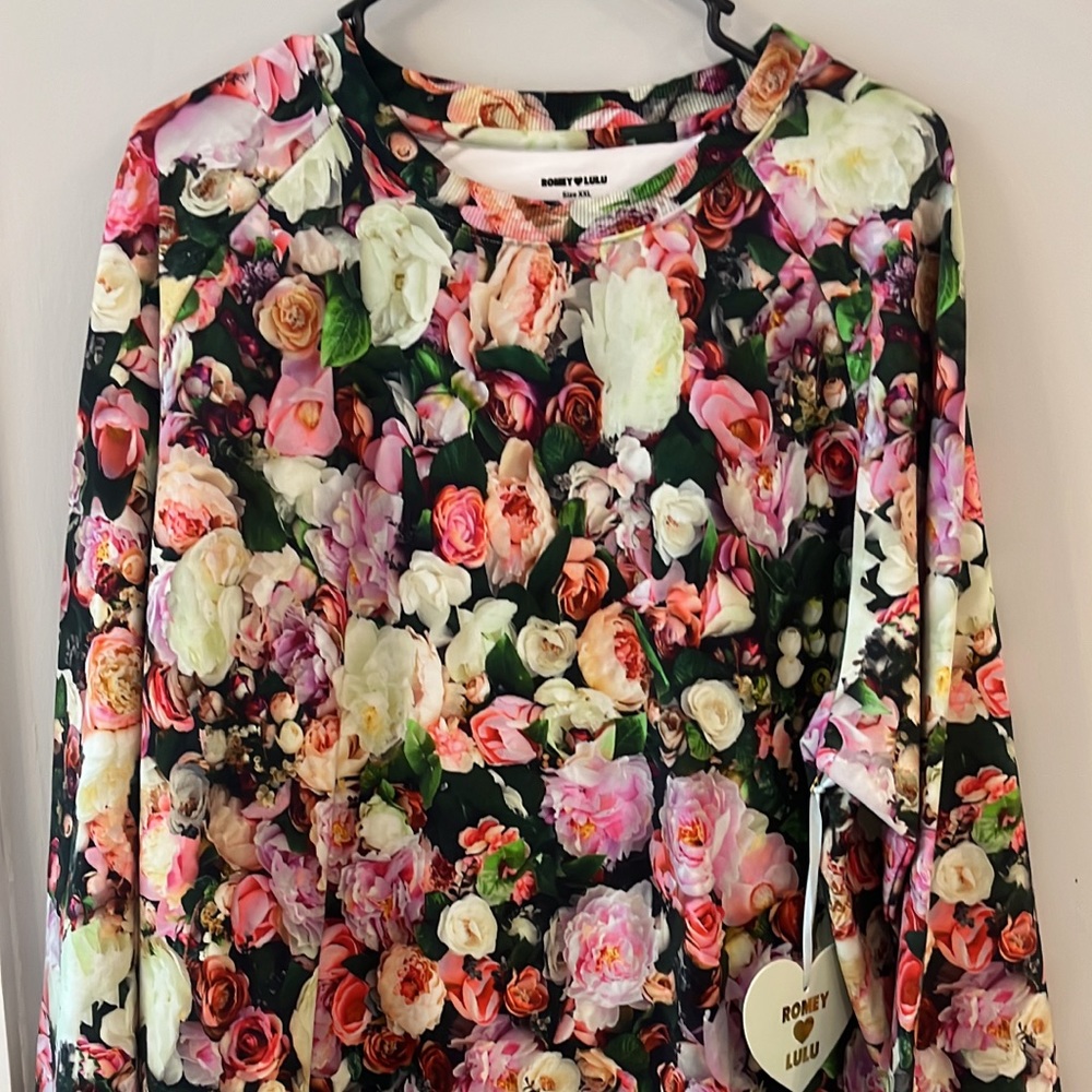 NWT Hugo loves tiki sweatshirt adult xxl